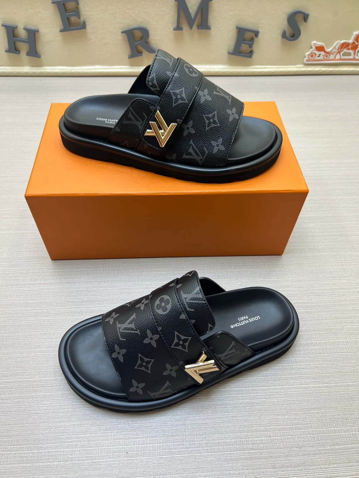 Factory price: 360💰【LOUIS VUITTON】Louis Vuitton, LV printing, men's and women's slippers are on the market, drawer box packaging with cloth bag, card, the upper pattern looks very soft and waxy, super versatile leg slimming artifact. Fabric: imported denim/canvas/old fabric, LV hardware LOGO, official website pattern printing, comfortable to wear, foot pads: high elastic men's shoes💰U water table. Sole: foam sole, heel height: about 5cm. Code number: 35-46, 35, 45, 46 are custom-made and non-returnable. Color: multiple colors and styles available.